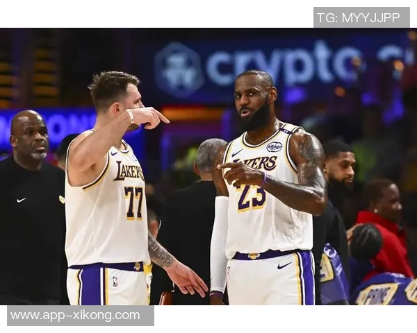 季前赛迎战湖人太阳队晒出布克马威帅气登机照引发关注 季前赛迎战湖人太阳队晒出布克马威帅气登机照引发关注