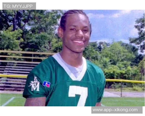 詹姆斯重温青春岁月与高中队友合影穿橄榄球队服引发回忆 詹姆斯重温青春岁月与高中队友合影穿橄榄球队服引发回忆