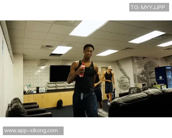 NBA冠军夹克设计大师为迪班萨量身定制独特夹克展现非凡风采