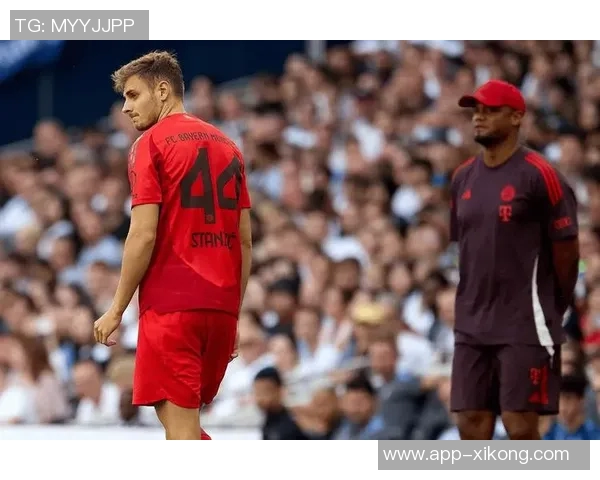 拜仁后卫斯塔尼西奇走进慕尼黑儿童医院送温暖与祝福给小朋友们